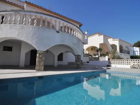 Location villa à L'Escala, Grande Maison à l’Escala avec Piscine Privée et Terrasse Spacieuse