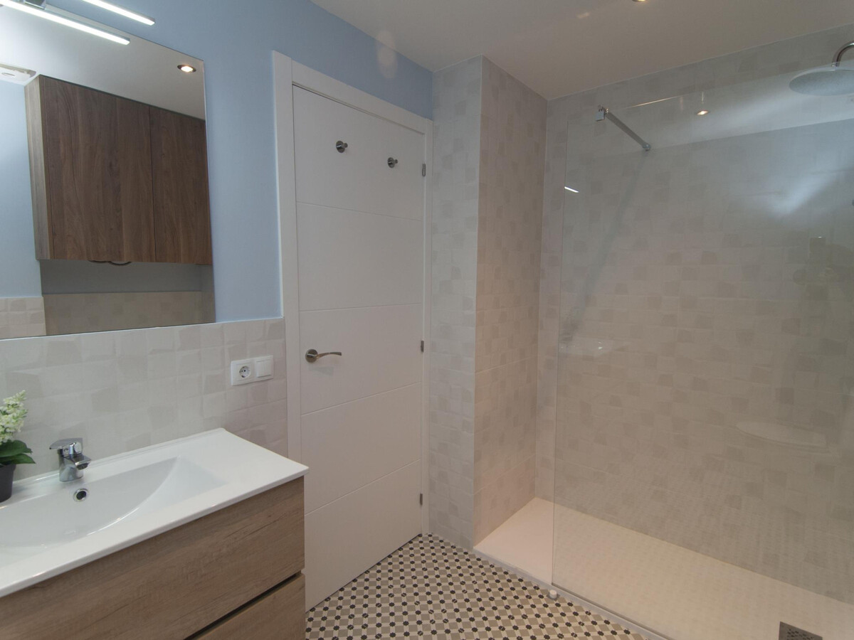 Appartement rénové avec terrasse vue mer au port - Photo 16
