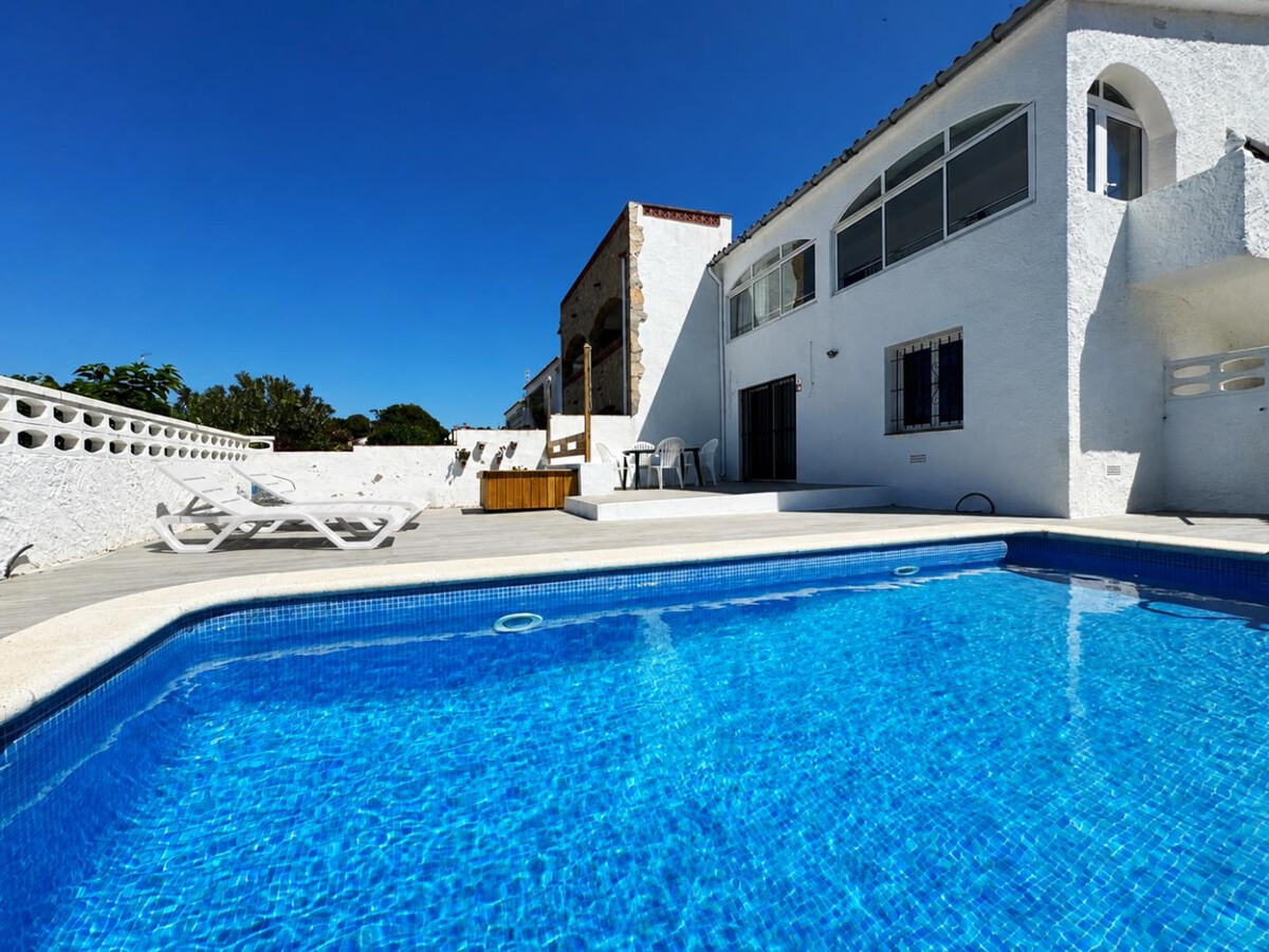 Villa Raquel à L'Escala : 2 chambres, piscine et barbecue - Photo 1