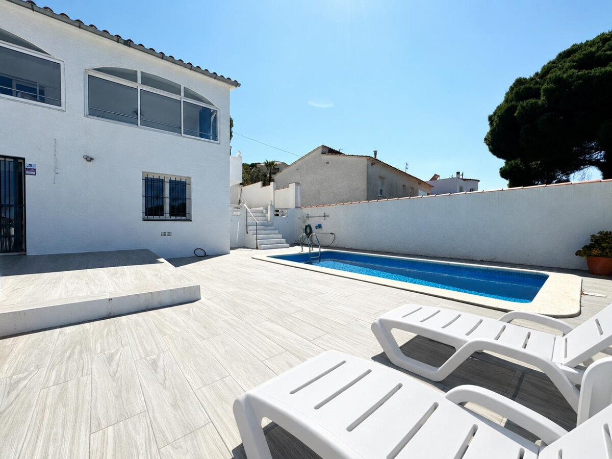 Villa Raquel à L'Escala : 2 chambres, piscine et barbecue - Photo 4