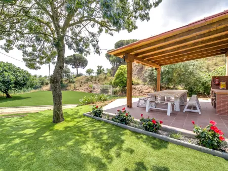 Location maison à Palafolls, Villa à Palafolls avec piscine privée et jardin, idéale pour familles jusquà 18 pers.