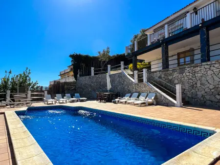 Location chalet à Sant Cebrià de Vallalta, Maison avec piscine privée, barbecue, Wi-Fi et animaux admis pour 10 pers.