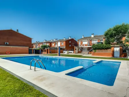 Location maison à Palafolls, Villa familiale à Palafolls avec piscine commune, jardin, climatisation et proche plages – 8 pers