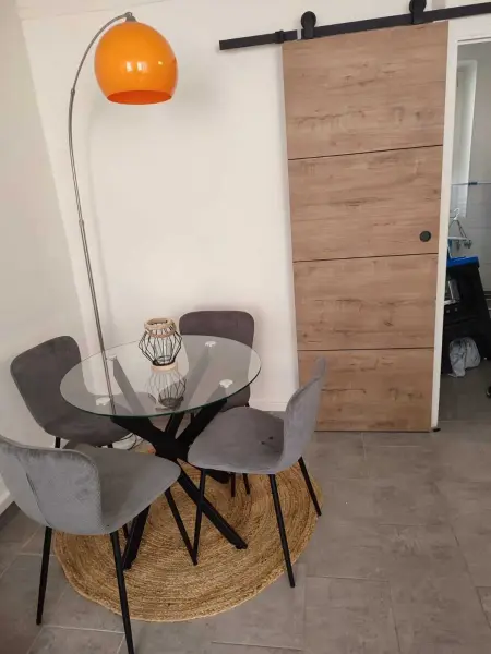 Studio avec vue sur la ville au cœur de Toulon, entrée privée : photo 2