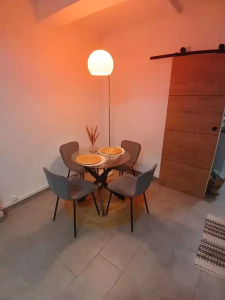 Studio avec vue sur la ville au cœur de Toulon, entrée privée : photo 7