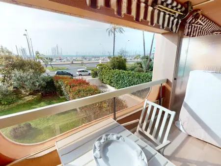 Location appartement à Menton, Studio climatisé avec vue mer et terrasse à Menton