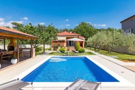 Location maison à Pula, Joli bungalow familial avec piscine privée