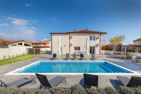 Location villa à Valbandon, Joli bungalow familial avec piscine privée