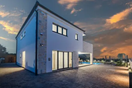 Location villa à Krnica, Villa à Krnica avec piscine près plage roche