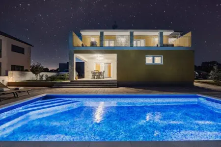 Location villa à Krnica, Villa à Krnica près des plages avec piscine