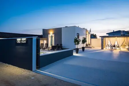 Location villa à Gajana, Villa à Gajana avec piscine chauffée