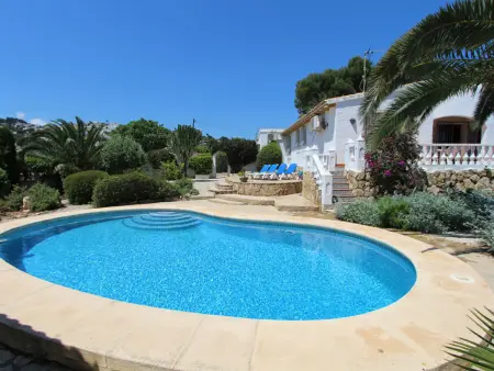 Location villa à Moravit, Villa confortable avec piscine privée à Moraira, près de la plage, idéale pour familles et animaux admis.