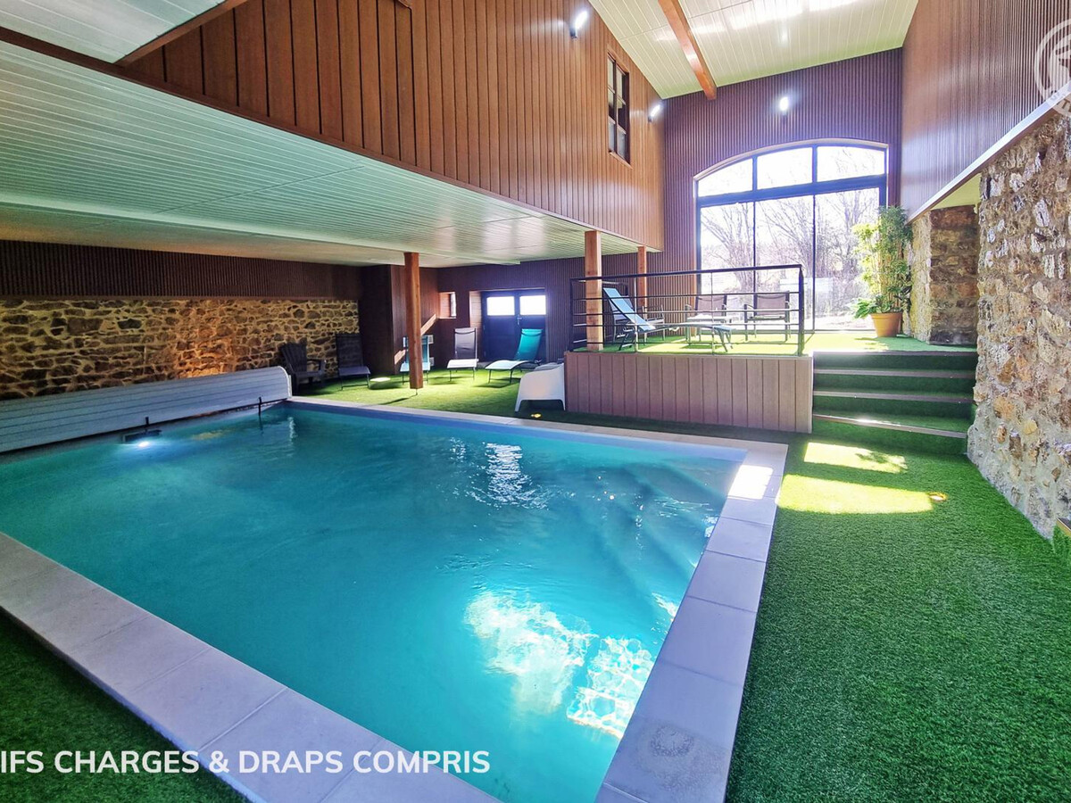 Gîte 12-14 pers, piscine chauffée et pool house à Saint-Priest-la-Prugne - Photo 1
