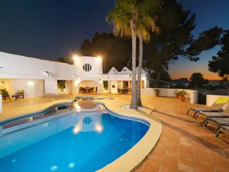 Location villa à Moravit, Villa de luxe avec piscine privée, proche plage et commodités à Moraira