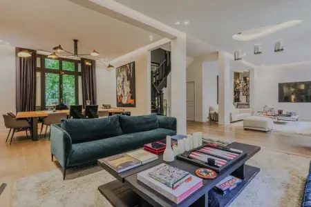 Location appartement à Neuilly sur Seine, Maison de maître avec piscine - 5 chambres/10 pièces - Neuilly