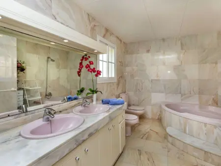 Maison Bon repos à Cunit : 5 chambres, piscine, vue mer : photo 12
