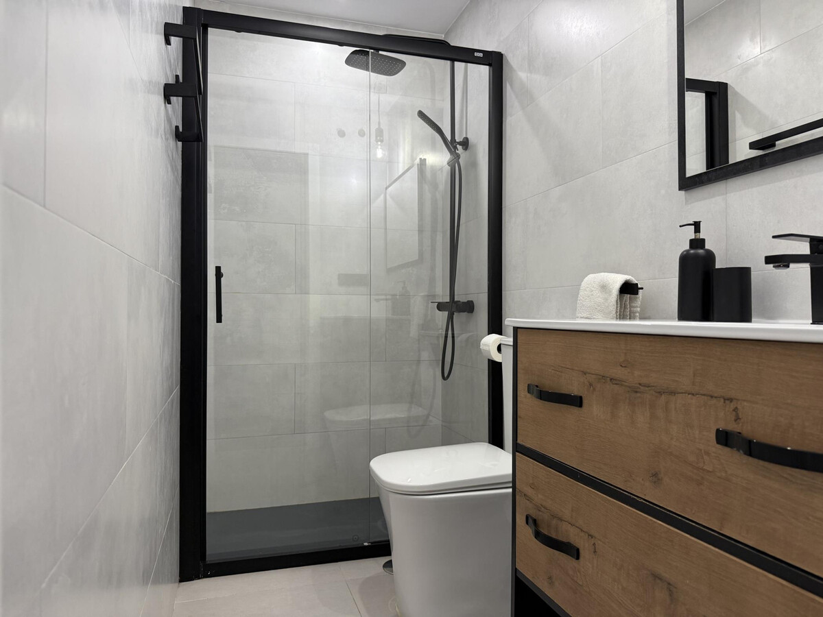 Appartement moderne rue San Telmo, face musée Thyssen - Photo 5