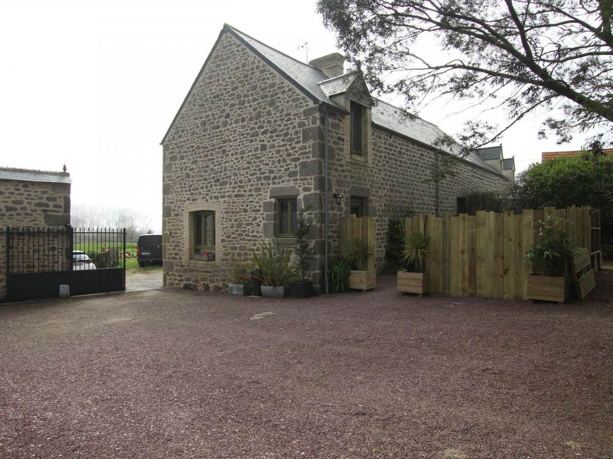 Gîte Montfarville avec cour privée, jardin et parking sécurisé - Photo 1
