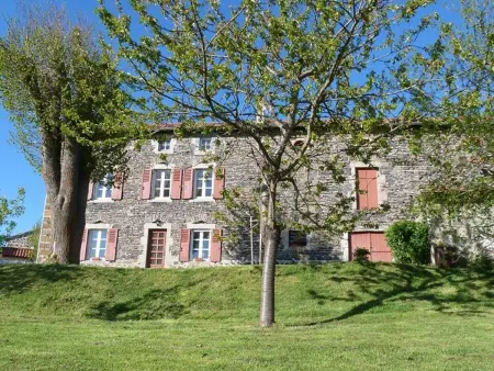 Location gite à Jax, Gîte restauré avec grand terrain clos, salle de jeux, proche du Puy en Velay et Chavaniac-Lafayette