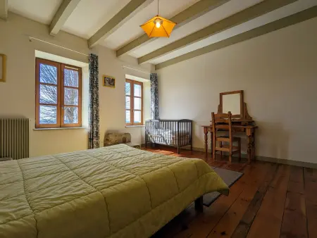 Gîte ferme en pierre restaurée, terrain clos, salle de jeux : photo 9