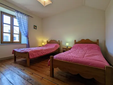 Gîte ferme en pierre restaurée, terrain clos, salle de jeux : photo 10