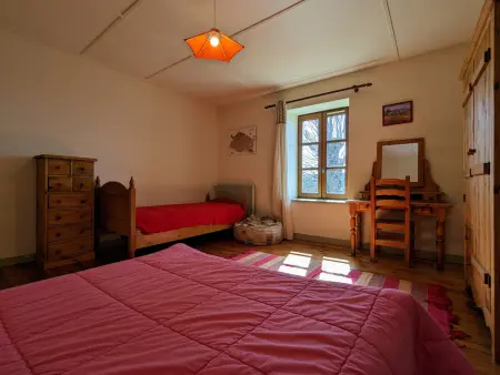 Gîte ferme en pierre restaurée, terrain clos, salle de jeux : photo 13