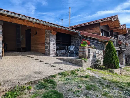 Location gite à Solignac sur Loire, Gîte confortable près de la Cascade de la Beaume avec terrasses et parking privatif