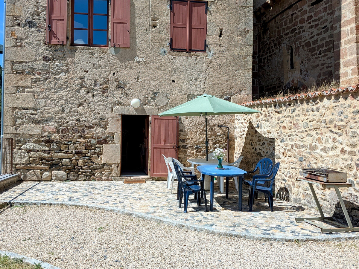 Gîte 10 pers. ancien prieuré à Saint-Vert, jardin clos - Photo 1