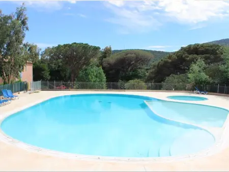 Sainte-Maxime : appartement 3 pièces climatisé, piscine commune et parking : photo 2