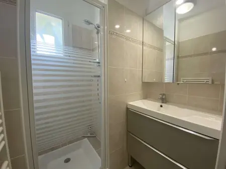 Sainte-Maxime : appartement 3 pièces climatisé, piscine commune et parking : photo 11