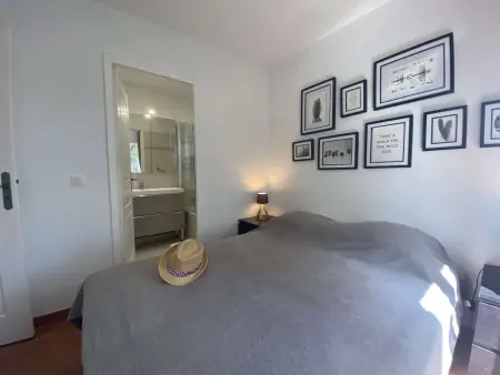 Sainte-Maxime : appartement 3 pièces climatisé, piscine commune et parking : photo 13