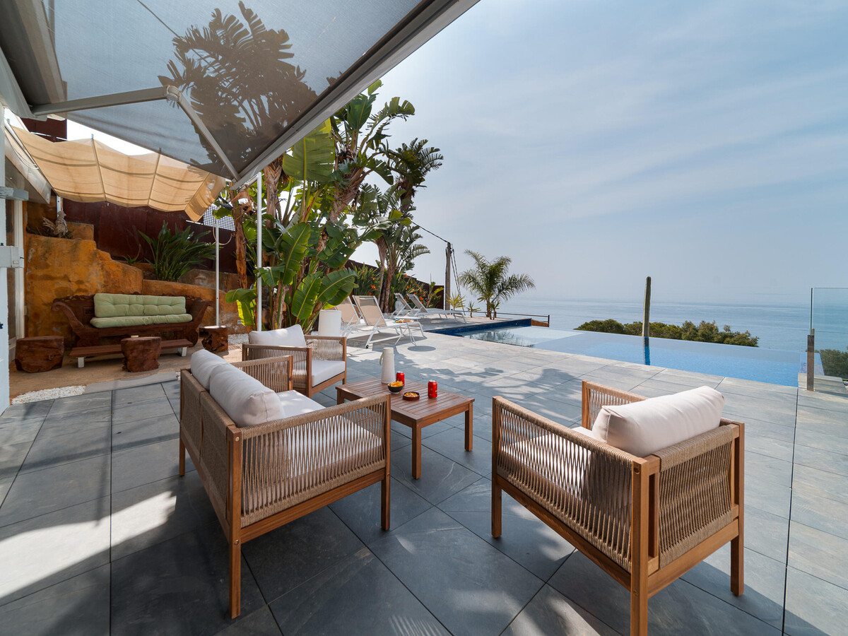 Maison design piscine débordement, vue mer à Roses - Photo 1