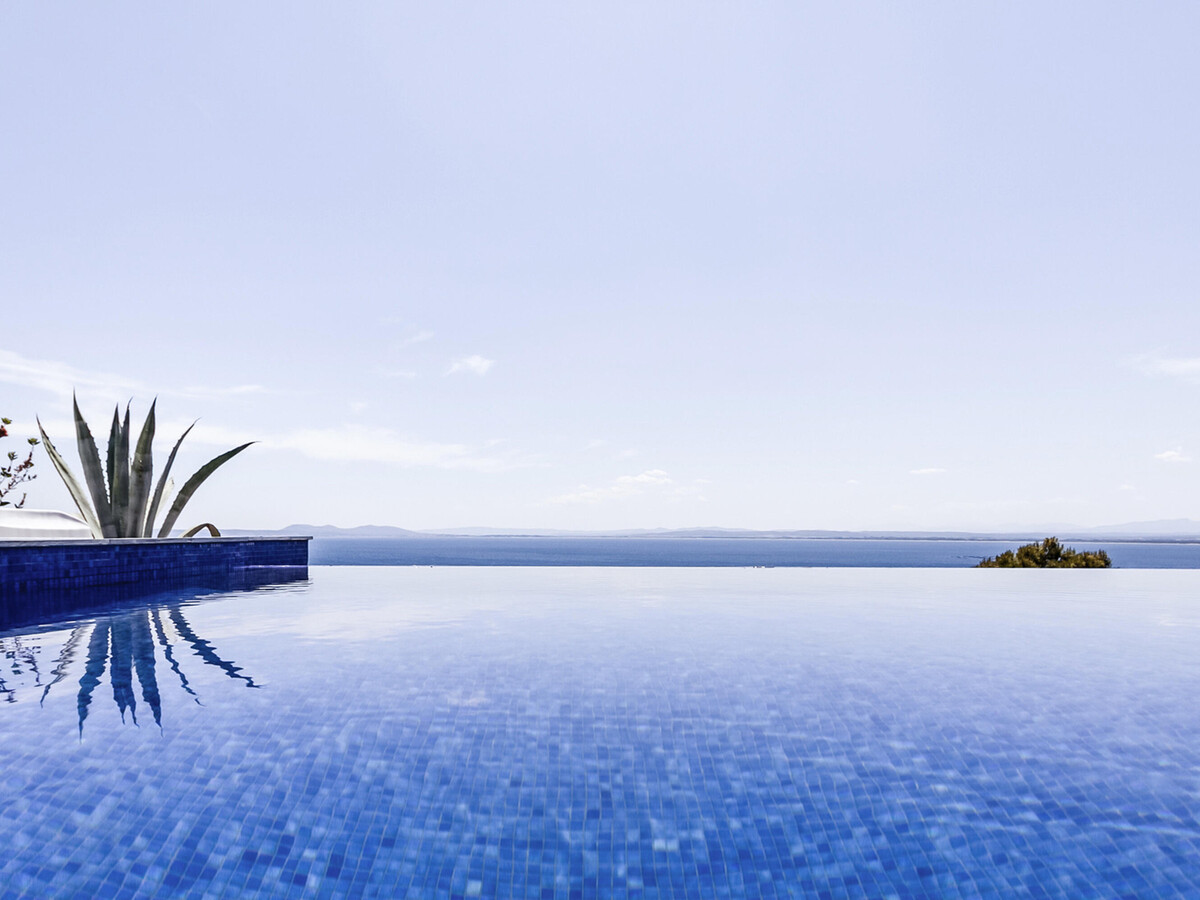 Maison design piscine débordement, vue mer à Roses - Photo 2