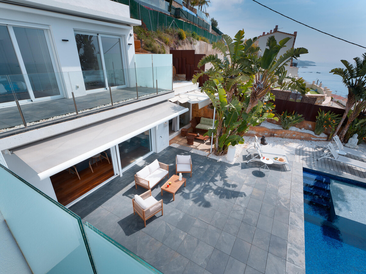 Maison design piscine débordement, vue mer à Roses - Photo 3