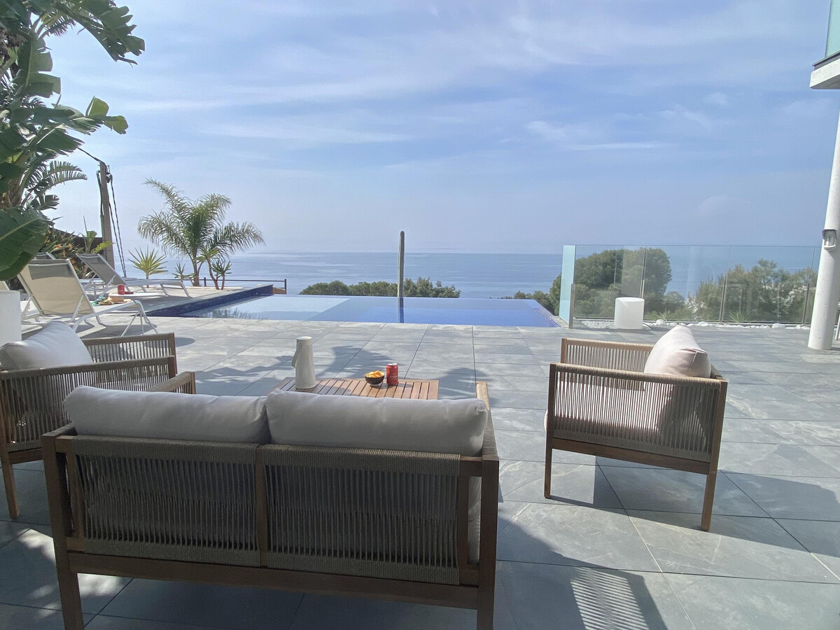 Maison design piscine débordement, vue mer à Roses - Photo 5