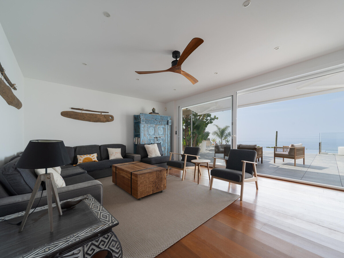 Maison design piscine débordement, vue mer à Roses - Photo 9