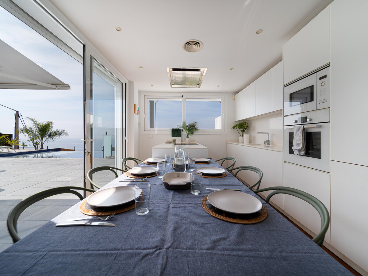 Maison design piscine débordement, vue mer à Roses - Photo 10