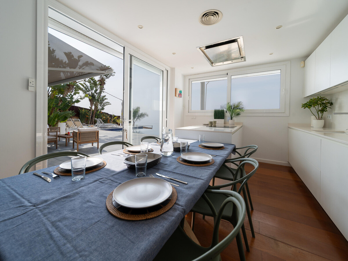 Maison design piscine débordement, vue mer à Roses - Photo 12