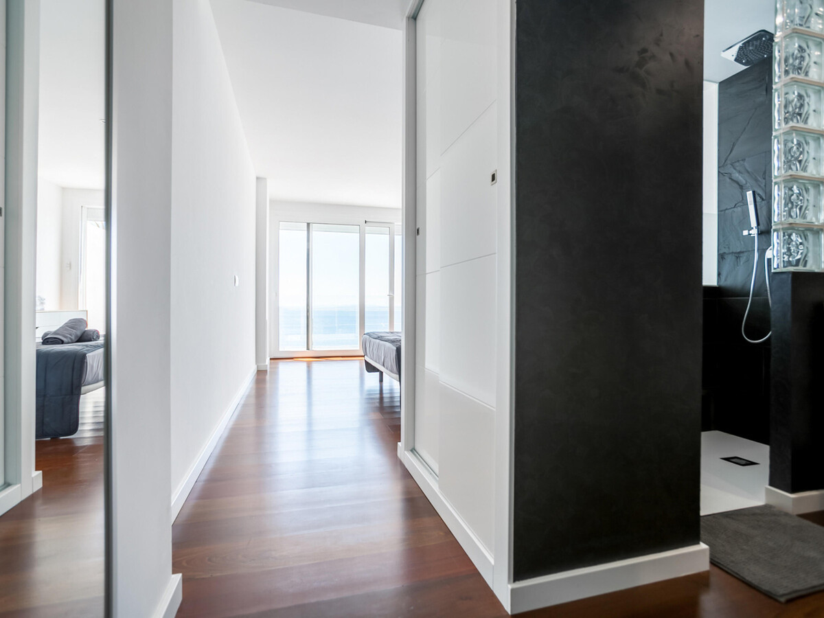 Maison design piscine débordement, vue mer à Roses - Photo 18