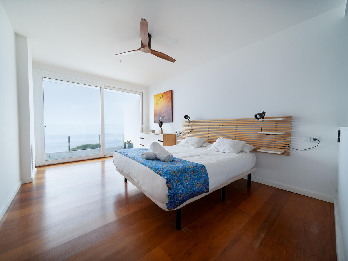 Maison design piscine débordement, vue mer à Roses - Photo 21