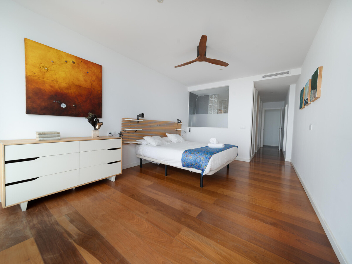 Maison design piscine débordement, vue mer à Roses - Photo 22