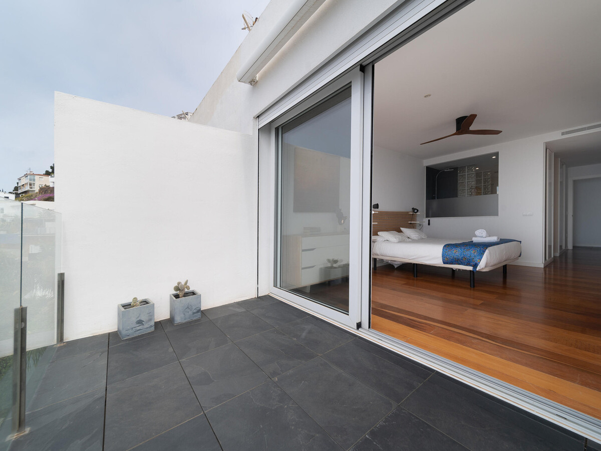 Maison design piscine débordement, vue mer à Roses - Photo 23