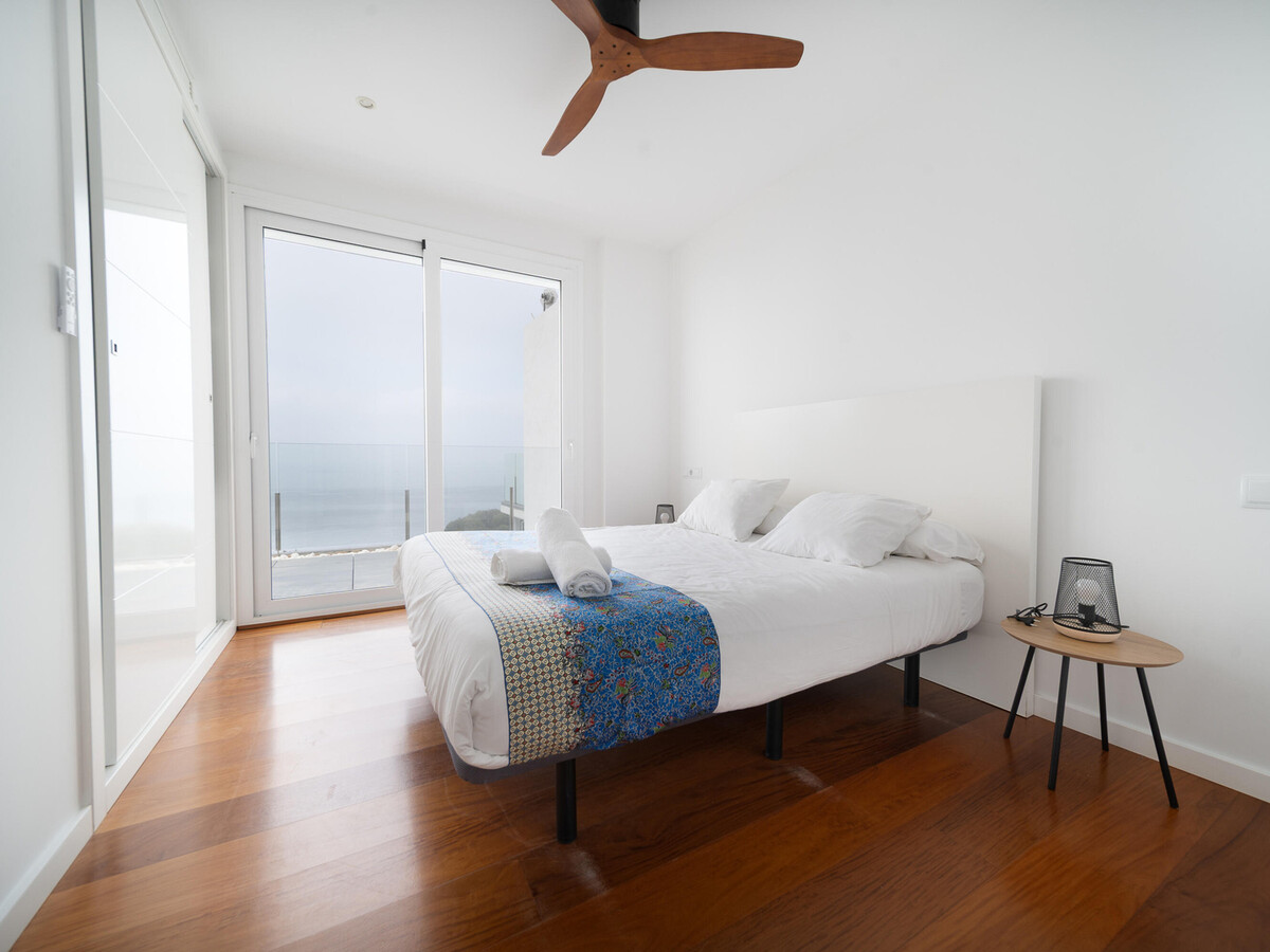 Maison design piscine débordement, vue mer à Roses - Photo 25