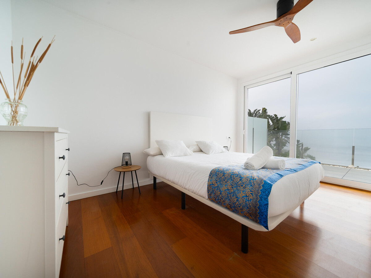 Maison design piscine débordement, vue mer à Roses - Photo 26