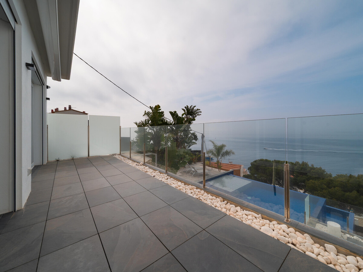 Maison design piscine débordement, vue mer à Roses - Photo 27