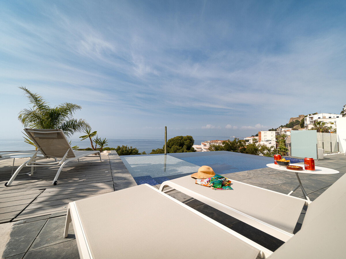 Maison design piscine débordement, vue mer à Roses - Photo 32