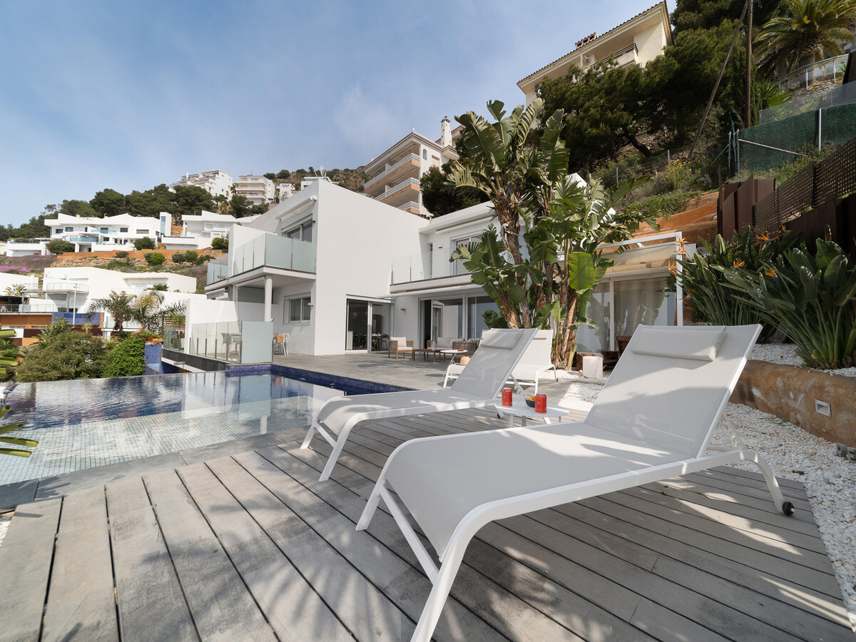 Maison design piscine débordement, vue mer à Roses - Photo 34
