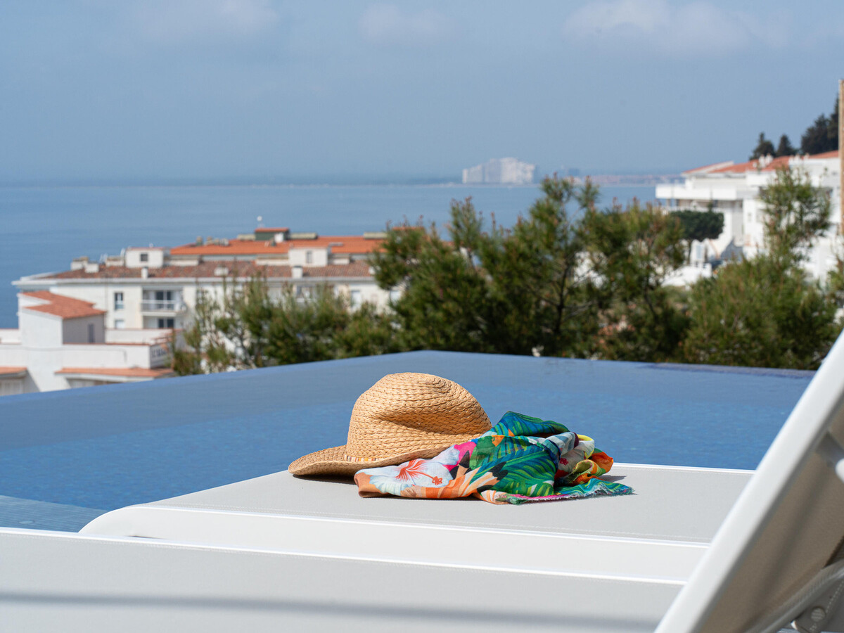 Maison design piscine débordement, vue mer à Roses - Photo 36