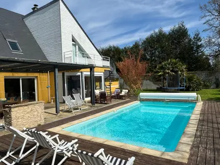 Location maison à Bavent, Villa moderne 4 chambres avec grande piscine chauffée