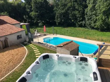 Location maison à Chalandray, Maison accueillante avec piscine à Chalandray